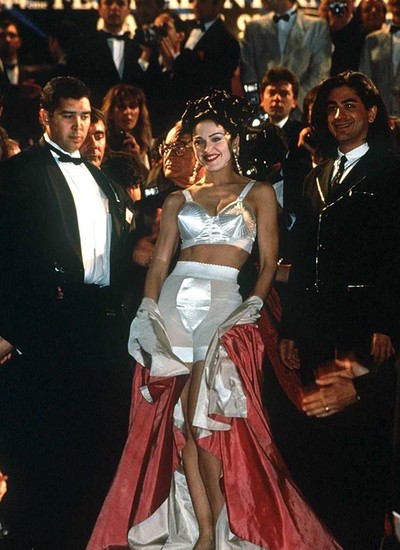 Madonna no lançamento de 'Na Cama com Madonna' em Cannes, em 1991: "Quando passamos pelo tapete vermelho, ela abriu a capa que estava vestindo e estava só de sutiã e calcinha por baixo", relembra Steve (Foto: Divulgação)