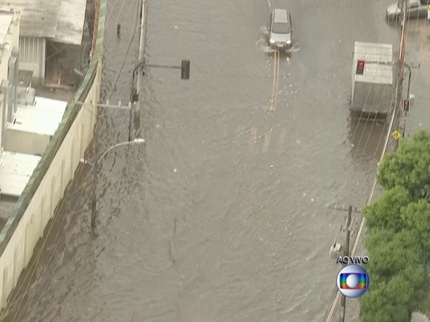 Avenida dos Democrticos continuava alagada na manh desta segunda-feira (23) (Foto: Reproduo / TV Globo)