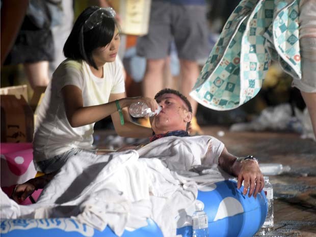 Ferido em explosão é atendido em parque aquático em Taiwan (Foto: REUTERS/Wang Wei)