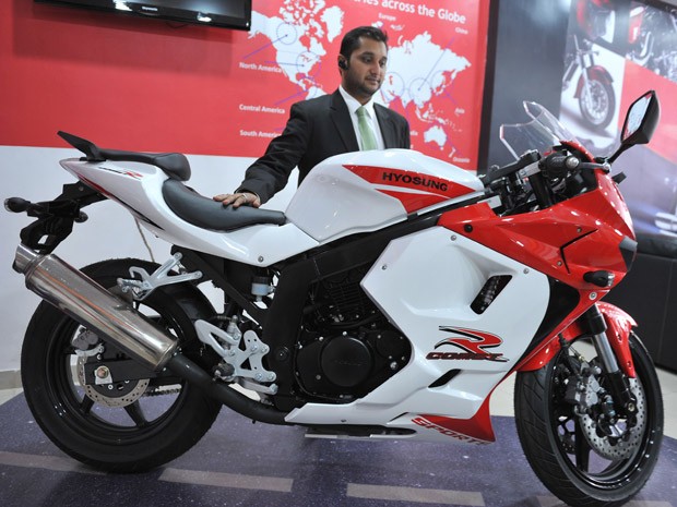 DSK Motowheels lançou nesta quarta-feira (18), na Índia, a nova moto Big Boy Hyosung GT 250R (Foto: Noah SEELAM/AFP)