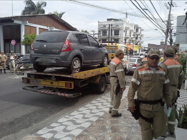 G1 No AM operação autua 190 veículos estacionados em locais