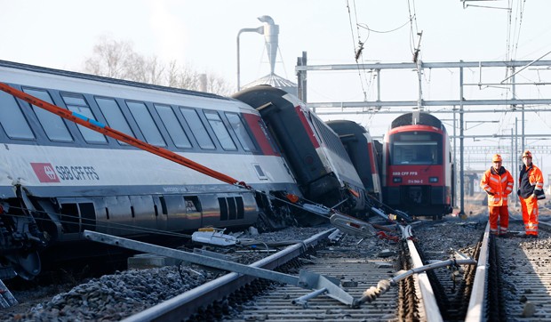 Trens colidem na Suíça (Foto: Arnd Wiegmann/Reuters)