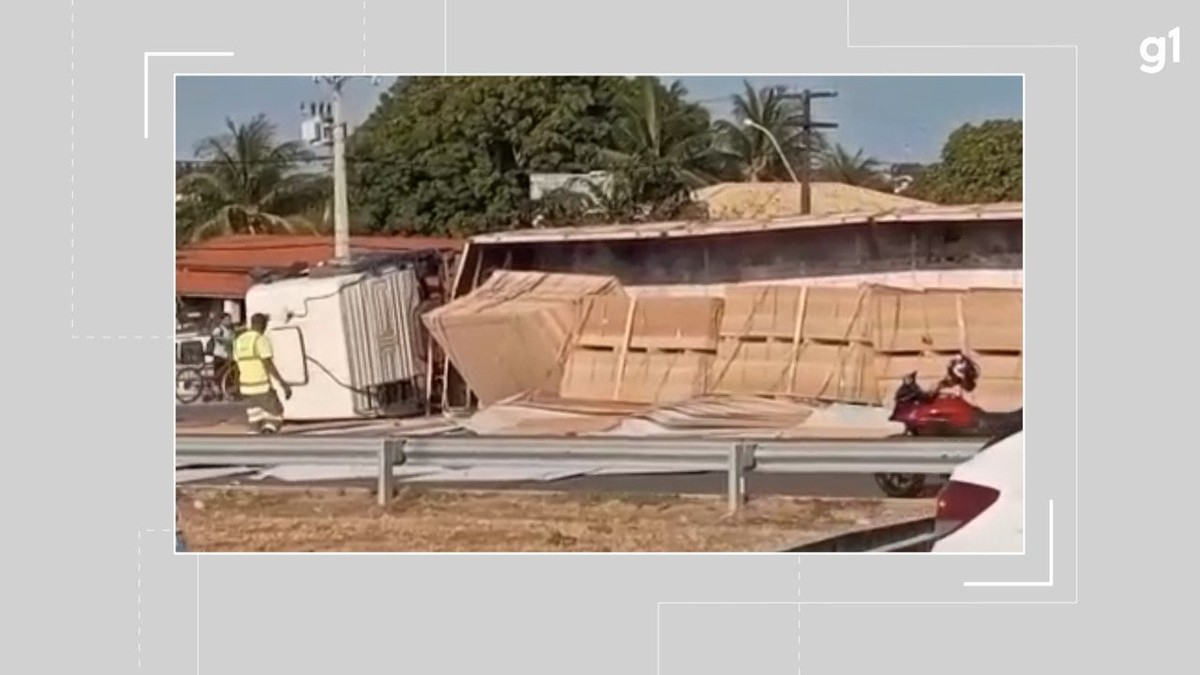 VÍDEO Caminhão tomba na BA 099 em Camaçari Bahia G1