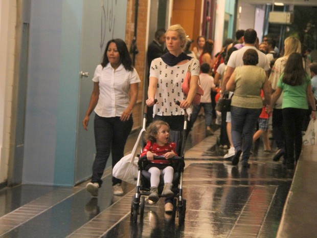 Letícia Spiller e a filha Stella em shopping no Rio (Foto: Daniel Delmiro/ Ag. News)