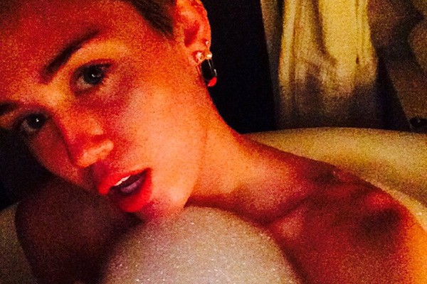 F*cking Bangerz! A diva pop Miley Cyrus sensualizou nessa selfie na banheira (Foto: Reprodução/Instagram)
