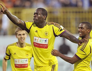 Samba e Eto´o comemoram gol do Anzhi (Foto: Divulgação / Site Oficial do Anzhi)