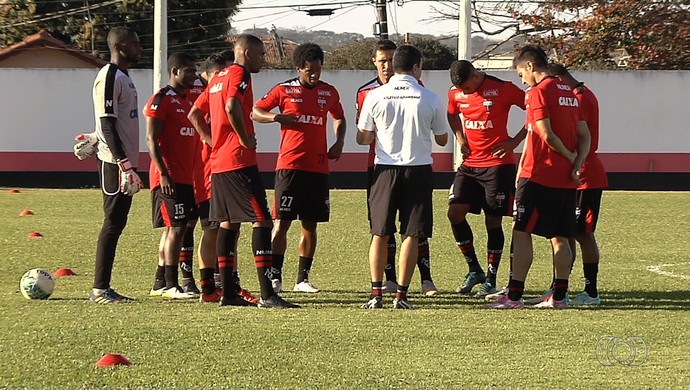 Jogadores do elenco do Atlético-GO em treino (Foto: Reprodução/TV Anhanguera)