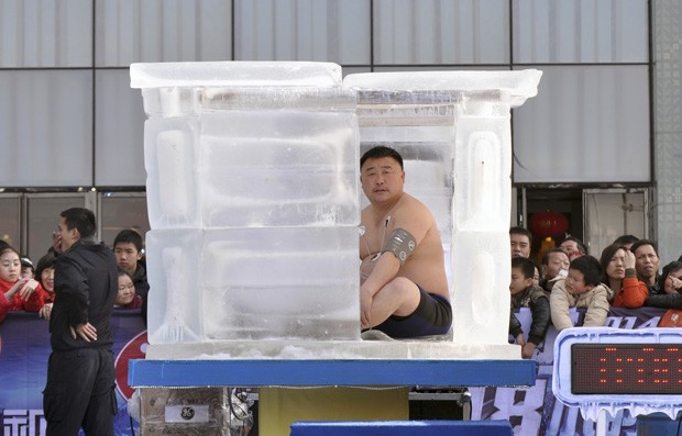 Participantes são desafiados a passarem 48 horas dentro de cabana de gelo na China (Foto: Stringer/Reuters)