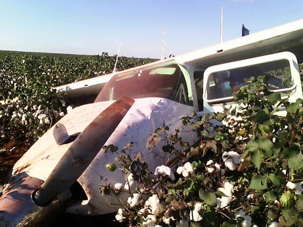 Avião de pequeno porte caiu em lavoura de algodão em Rondonópolis. (Foto: PM/Divulgação)