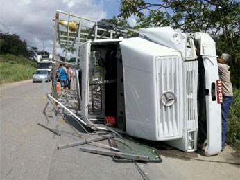 Caminhão foi saqueado (Foto: Kety Marinho/Globo Nordeste)