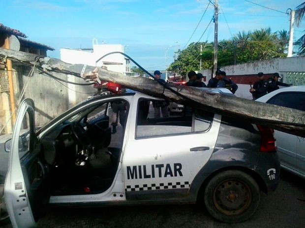 Poste caiu sobre o carro da PM; policiais não se machucaram (Foto: Tenente João Costa/G1)