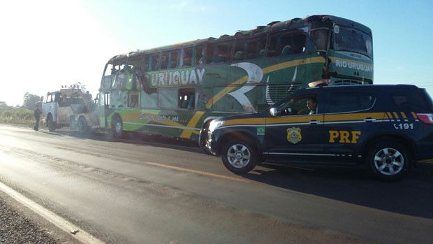 PRF atende acidente com ônibus com placas da Argentina na BR-285 em São Luiz Gonzaga, RS (Foto: Divulgação/PRF)