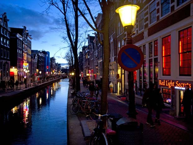 Museu Red Light Secrets é inaugurado na área de prostituição, o Red Light District, em Amsterdam (Foto: AP Photo/Evert Elzinga)