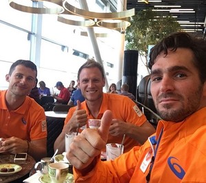 Robert Van der Horst toma café com os companheiros de seleção (Foto: Reprodução/Instagram) Robert Van der Horst toma café com os companheiros de seleção (Foto: Reprodução/Instagram)