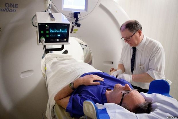 Michael Mosley se submeteu a exames cardíacos, para detectar câncer, entre outros (Foto: Fleur Bone/BBC)