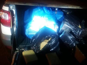 Droga escondida na caçamba de veículo (Foto: Polícia Civil/Divulgação)