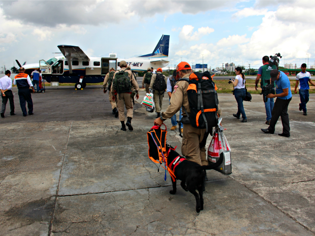 Equipes embarcaram nesta segunda à área onde aeronave sumiu (Foto: Diego Toledano/G1 AM)