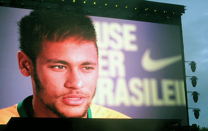 Neymar telão camisa Seleção apresentação (Foto: Cintia Barlem)