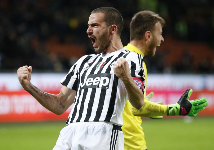 Bonucci e Neto comemoram classificação do Juventus (Foto: AP Photo/Antonio Calanni)