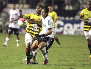 Asa x Vitória (Foto: Romildo de Jesus / Agência Estado)