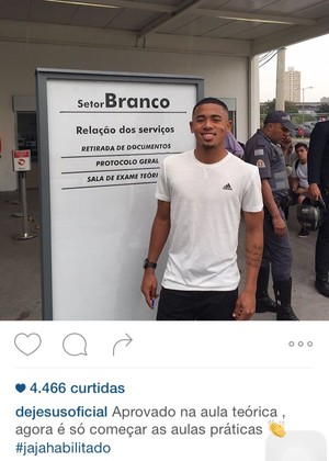 Em rede social, Gabriel Jesus celebra aprovação em teste de motorista