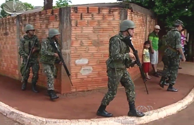 Militares do Exército treinam em Goiás para atuar no Complexo da Maré (Foto: Reprodução/TV Anhanguera)