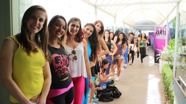 Meninas aguardam na fila para seletivas do concurso Bailarinas do Faustão na RBS TV em Porto Alegre (Foto: Maria Polo/Gshow)