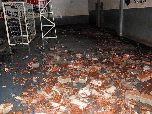 Temporal derrubou parte da estrutura de um ginásio, em Tenente Portela (Foto: Portela Online/Divulgação)