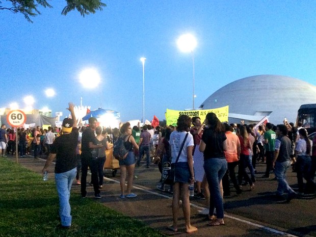 Manifestantes contra a PEC 241 ocupam o Eixo Monumental, em Brasília, na noite desta segunda-feira (24) (Foto: Mateus Vidigal/G1) Manifestantes contra a PEC 241 ocupam o Eixo Monumental, em Brasília, na noite desta segunda-feira (24) (Foto: Mateus Vidigal/G1)