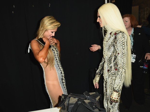 Paris Hilton e o estilista Phillipe Blond em semana de moda em Nova York, nos Estados Unidos (Foto: Nicholas Hunt/ Getty Images/ AFP)