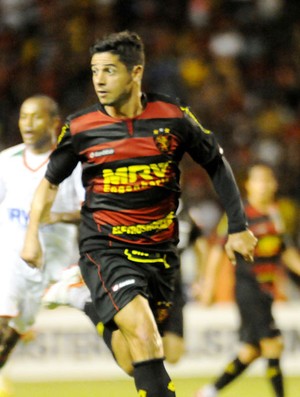 Cicinho foi um dos melhores em campo na vitória do Sport sobre a Lusa (Foto: Aldo Carneiro / Pernambuco Press)