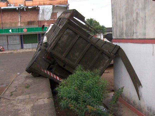 Caçamba atinge residência no bairro de Águas Claras, em Salvador (Foto: Imagens/Tv Bahia)