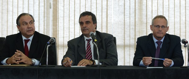 O ministro José Eduardo Cardozo (centro) com os secretários de Segurança Pública de São Paulo, Fernando Grella (esq.), e do Rio de Janeiro, José Mariano Beltrame (Foto: Fabio Rodrigues Pozzebom / Agência Brasil)