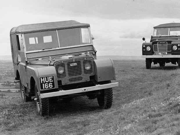 Exemplar da pré-produção do Defender, chamada Hue, de 1948 - ao fundo, uma unidade de 1973 (Foto: Divulgação) Exemplar da pré-produção do Defender, chamada Hue, de 1948 - ao fundo, uma unidade de 1973 (Foto: Divulgação)