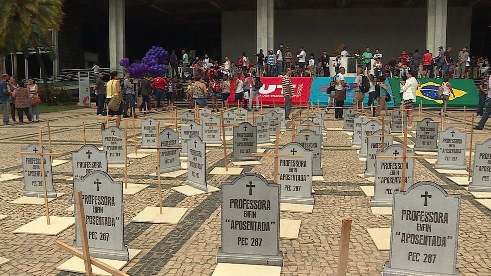 Protesto na Assembleia de MG criticou as reformas trabalhista e da Previdência (Foto: Reprodução/TV Globo)