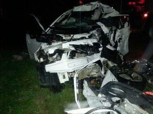 Carro ficou completamente destruído depois do acidente em Mafra (Foto: PRF/Divulgação)