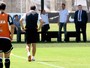 Em momento delicado do Timão, Gobbi assiste a treino no CT
