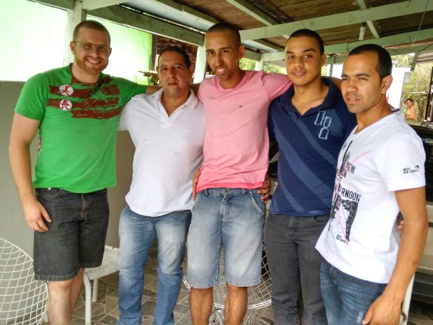 Amigos raspam a cabeça em solidariedade a colega com câncer (Foto: Valdomiro Pereira/ RPC Noroeste)