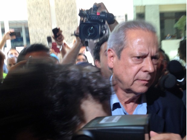 O ex-ministro José Dirceu chega para audiência na Vara de Execuções Penais do DF (Foto: Fernanda Calgaro / G1)