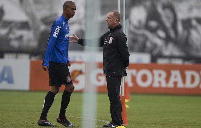 Desfalques fazem Mano completar treinos com quarteto da base