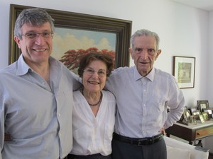 Plínio de Arruda Sampaio, 83, ao lado da mulher Marieta e do filho Francisco, feita em março de 2014 (Foto: Rosanne D'Agostino/G1)
