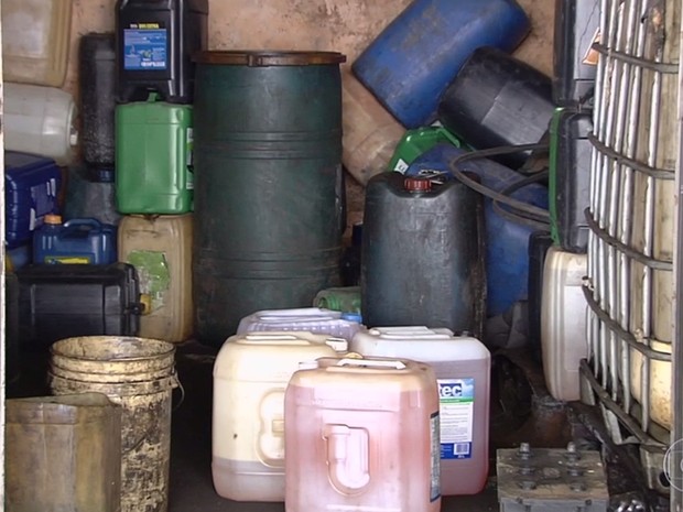 Polícia apreende combustíveis armazenados de forma clandestina em casas, em Goiânia, Goiás (Foto: Reprodução/TV Globo)