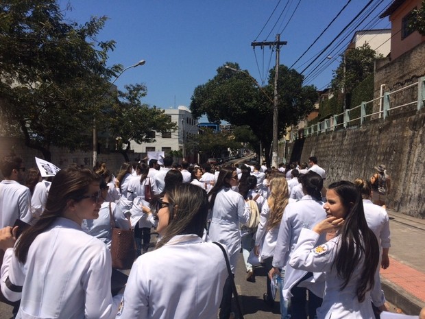 Residentes seguiram em protesto pelas ruas de Vitória (Foto: VC no ESTV)