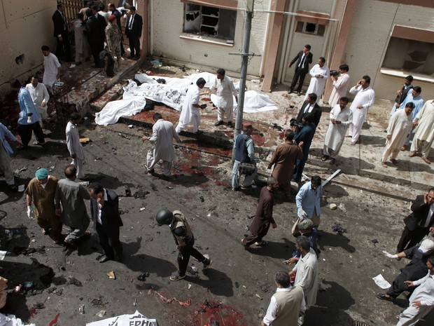 ATTENTION EDITORS - VISUAL COVERAGE OF SCENES OF INJURY OR DEATH An overview of the scene of a bomb blast outside a hospital in Quetta, Pakistan, August 8, 2016. (Foto: Naseer Ahmed/Reuters)