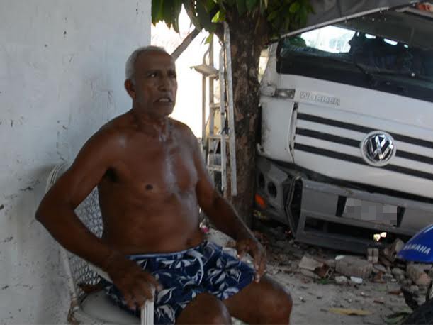 Caminhão só não atingiu morador por causa de árvore (Foto: Walter Paparazzo/G1)