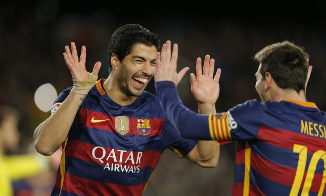 Luís Suárez sorri e cumprimenta Messi após marcar o gol de pênalti na jogada ensaiada na goleada sobre o Celta
