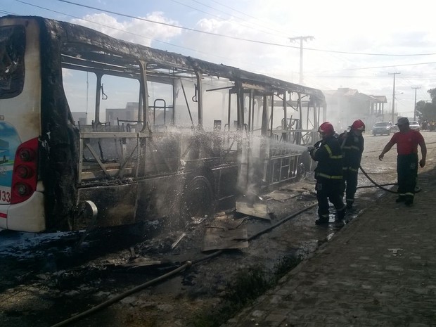 Ônibus é incendiado por criminosos em Campina Grande (Foto: Marcos Vasconcelos/TV Paraíba)