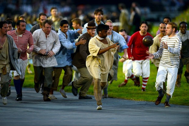 Cena na abertura da Olimp&iacute;ada de Londres representando os prim&oacute;rdios do r&uacute;gbi, esporte surgido na Inglaterra, em  (Foto: Lars Baron/Getty Images)