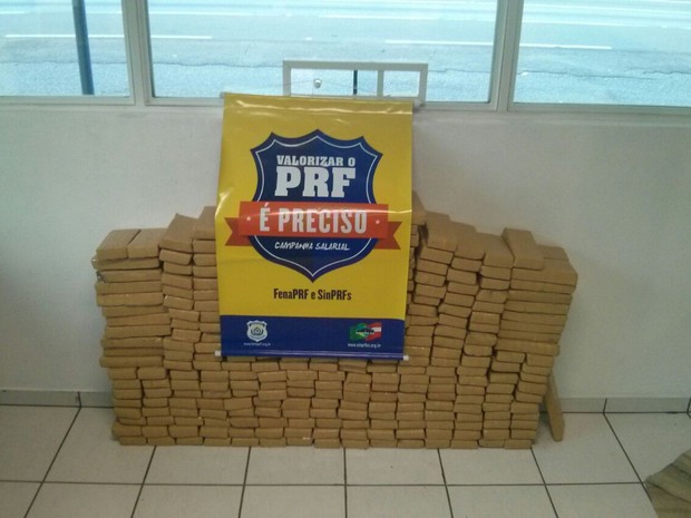 Droga foi encaminhada à delegacia do bairro Boa Vista em Joinville (Foto: PRF/ Divulgação)