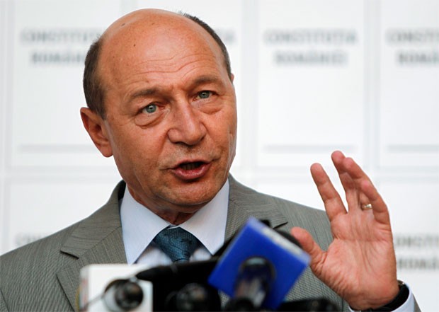 O presidente suspenso da Romênia Traian Basescu fala em coletiva de imprensa em Bucareste nesta sexta (27) (Foto: Reuters)